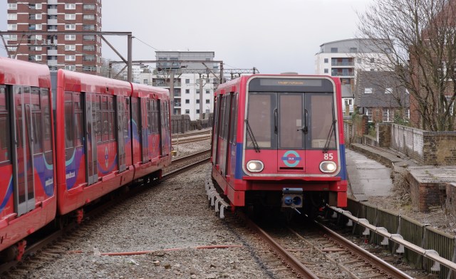 Shadwell_DLR_station_MMB_01_DLR_85