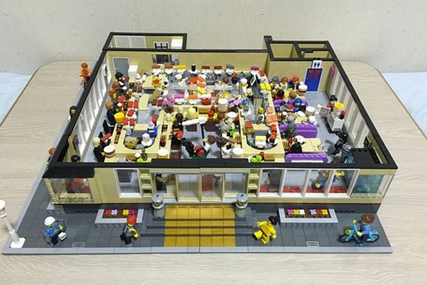 Lego-sushi-bar-with-working-conveyor-belt