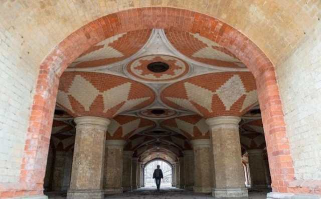 93989359_london_england_-_march_23__volunteer_sue_giovanni_walks_through_the_grade_ii_listed_victori-large_trans_nvbqzqnjv4bqc2ftkcjcdftc3a