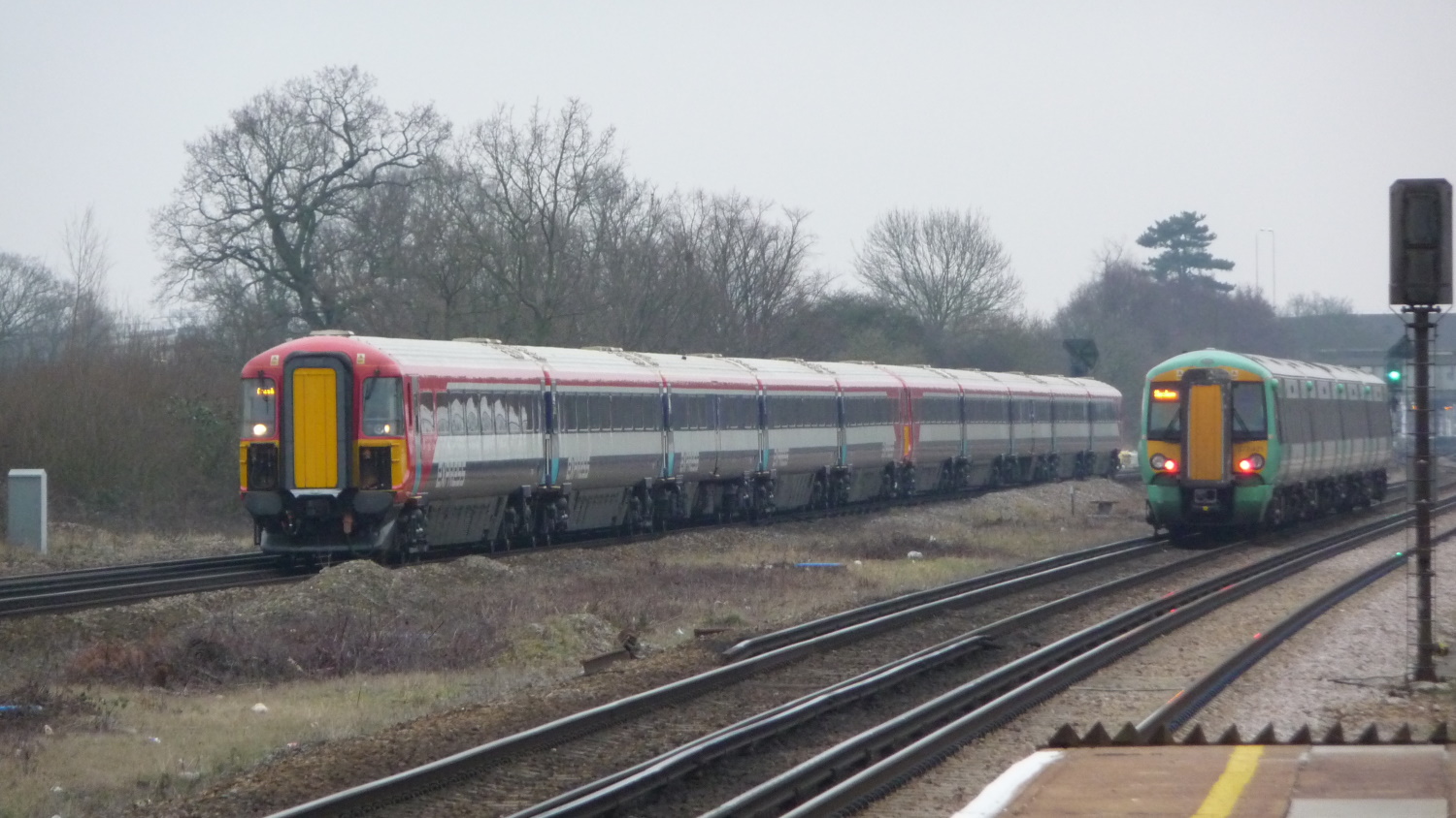 Gatwick_Express_442412_and_Southern_377421